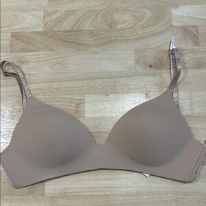 NEW NEVER WORN 32D Lightly Lined Beige VS adjustable Bra with Adjustable Straps